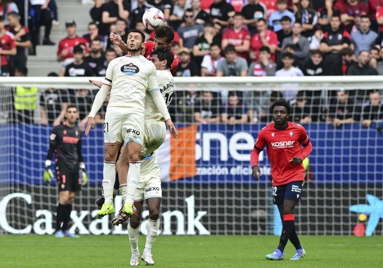 Amallah salta ante Mario Martín y un jugador de Osasuna, con Boyomo atento.