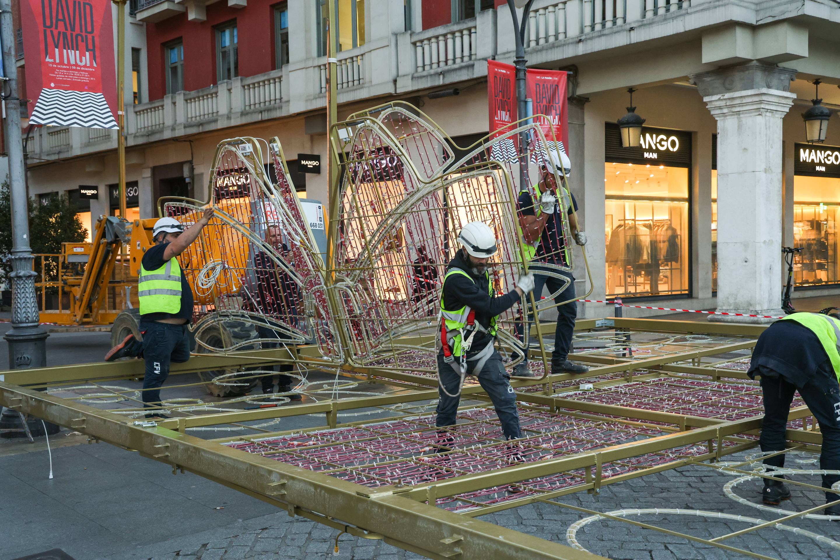 Fotos: las luces de Navidad asoman en el centro de Valladolid