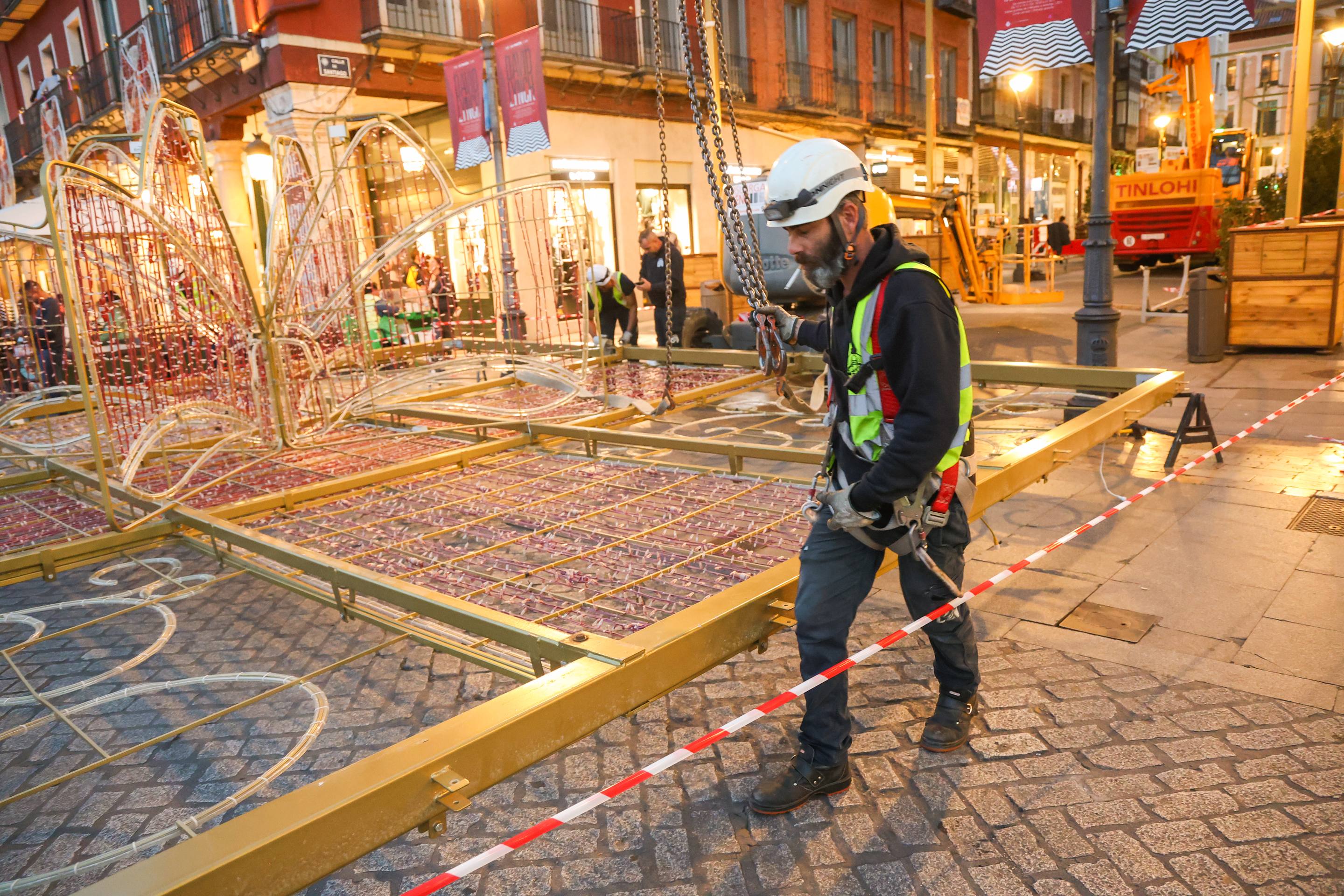 Fotos: las luces de Navidad asoman en el centro de Valladolid