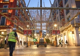 Imágenes de los operarios colocando las estructuras y cableados de las luces de Navidad en el centro de Valladolid