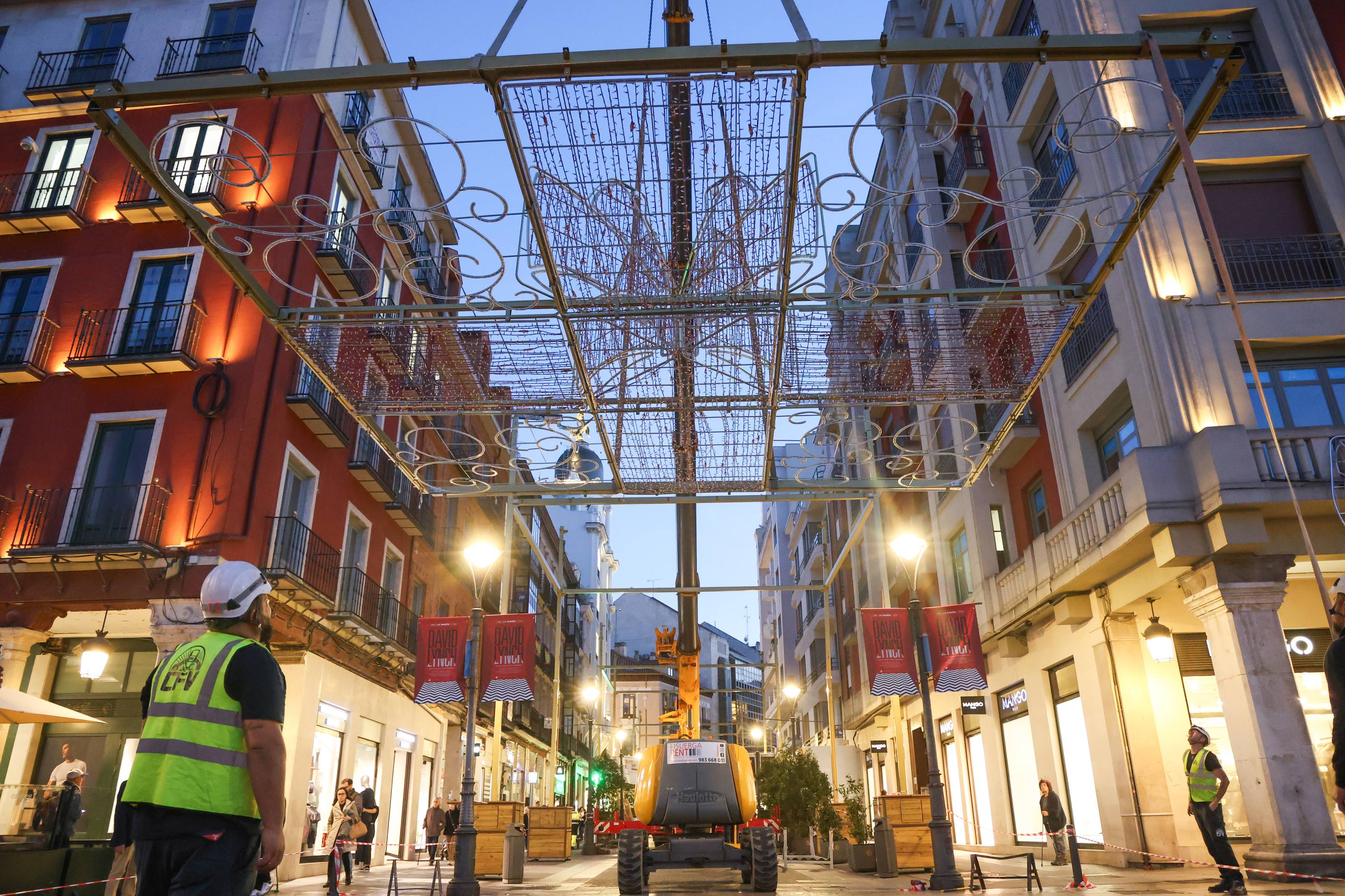 Fotos: las luces de Navidad asoman en el centro de Valladolid