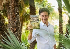 Andrés Pascual, con su último libro.