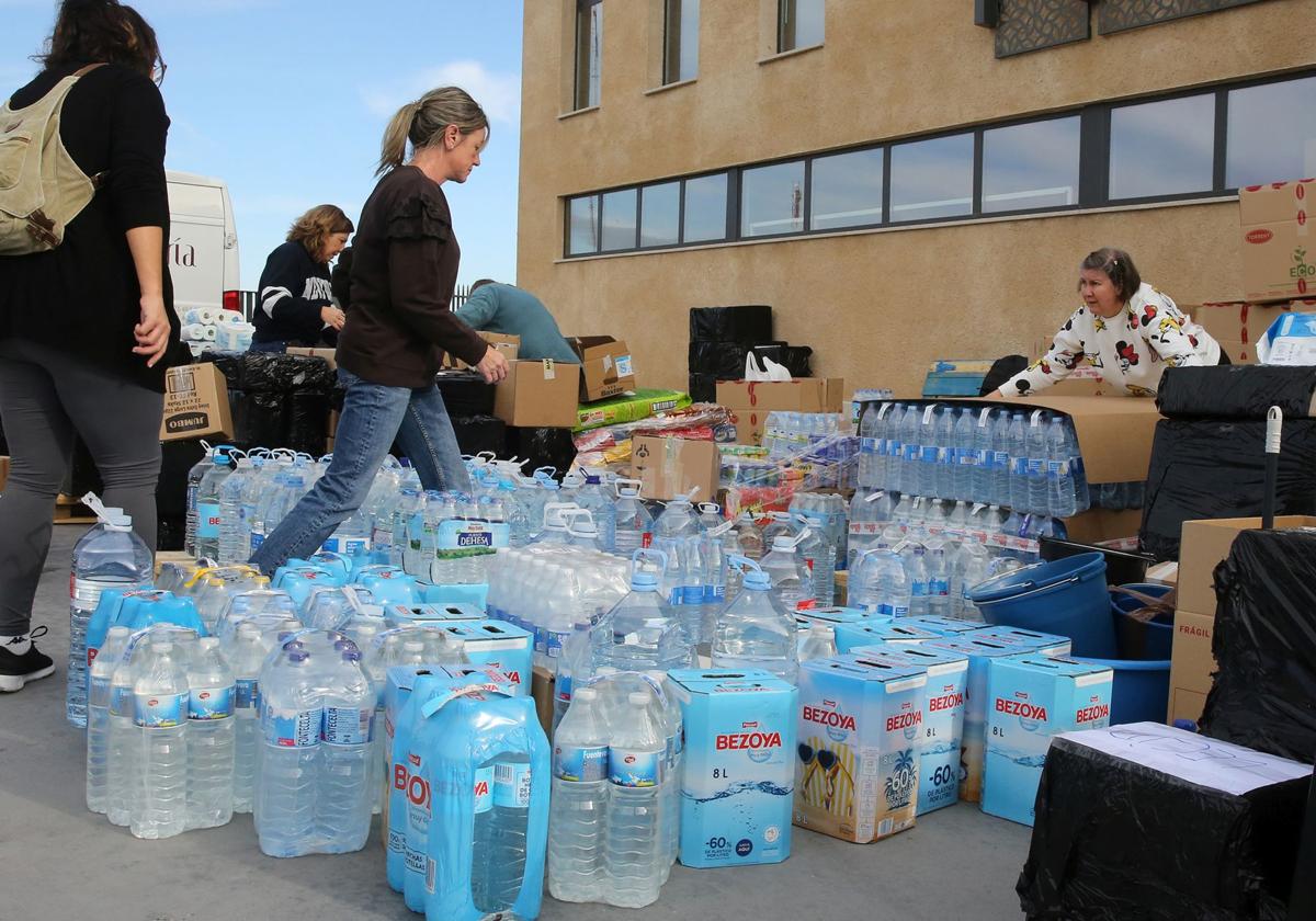 Paquetes de botellas de agua mineral esperan la partida a Valencia en Zibá.