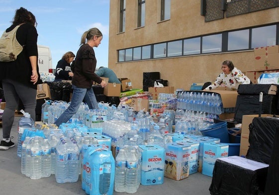 Paquetes de botellas de agua mineral esperan la partida a Valencia en Zibá.