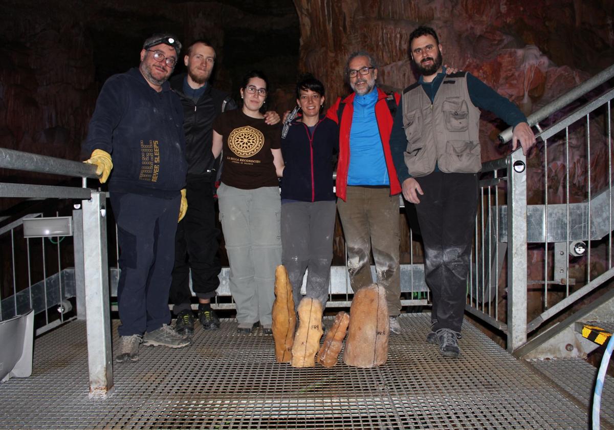 Investigadores de la Universidad de Burgos en la Cueva de los Franceses.