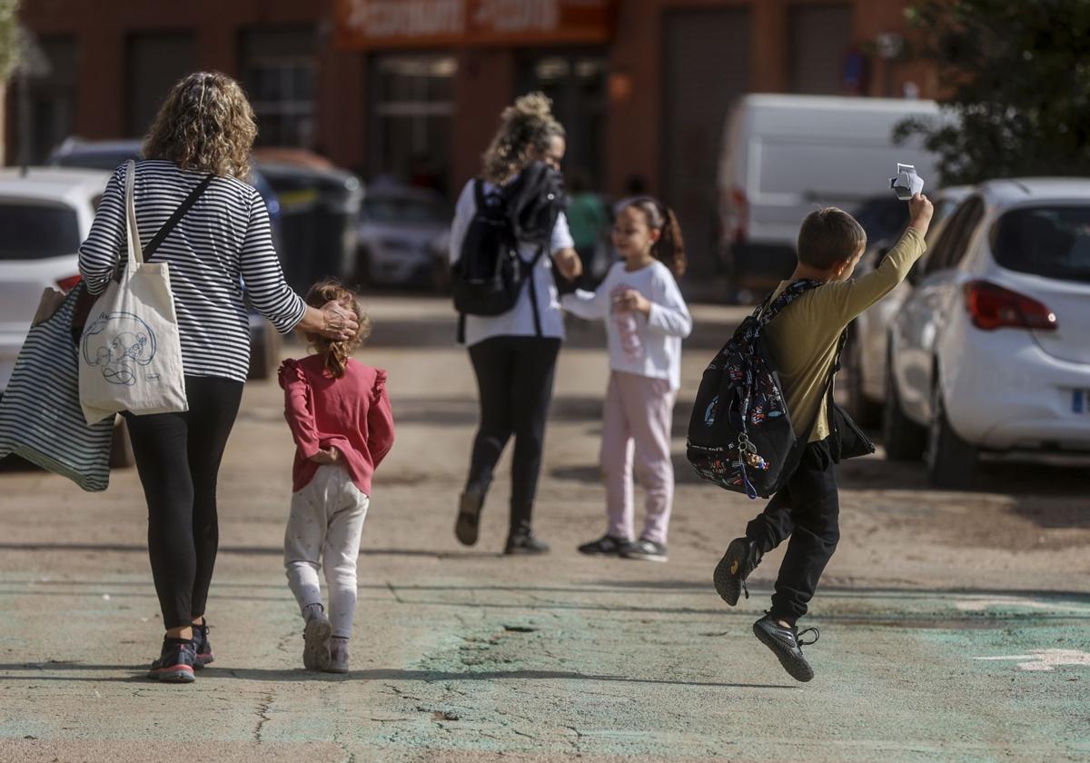 Niños a la salida del colegio el martes en la zona afectada por la riada.