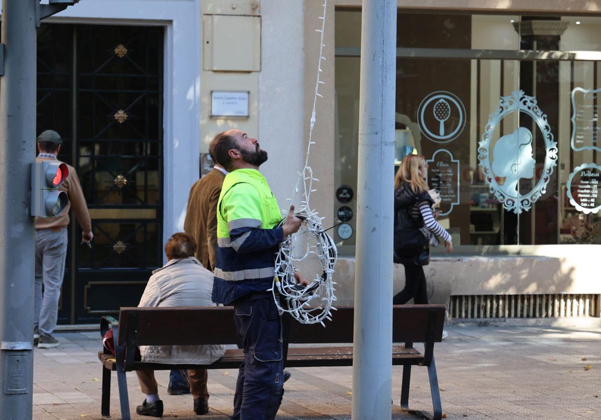 Instalación de la iluminación navideña, que no se verá afectada por el recorte de gastos.