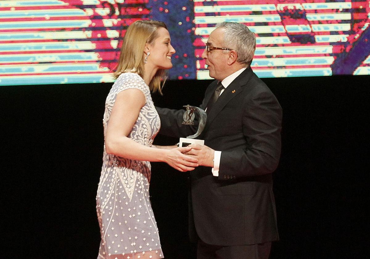 Alejandro Blanco, presidente del COE, entrega su premio a Mireia Belmonte en la Gala celebrada en Valladolid en 2017.