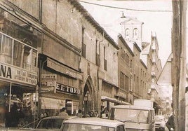 La calle Teresa Gil, atestada de tráfico en los años 70.