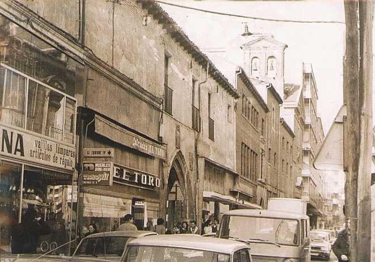 La calle Teresa Gil, atestada de tráfico en los años 70.