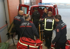 Preparativos del grupo de bomberos de Segovia antes de su partida a Valencia