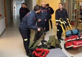 Bomberos de Segovia cargan este miércoles el equipo que llevan a Valencia.