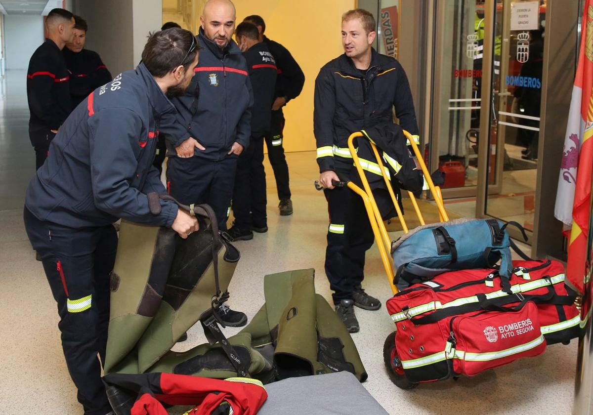 Bomberos de Segovia cargan este miércoles el equipo que llevan a Valencia.