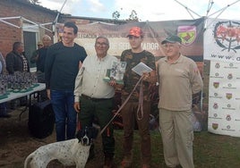 El jovencísimo nuevo campeón provincial Mario Sanz Melgar recibiendo su trofeo.