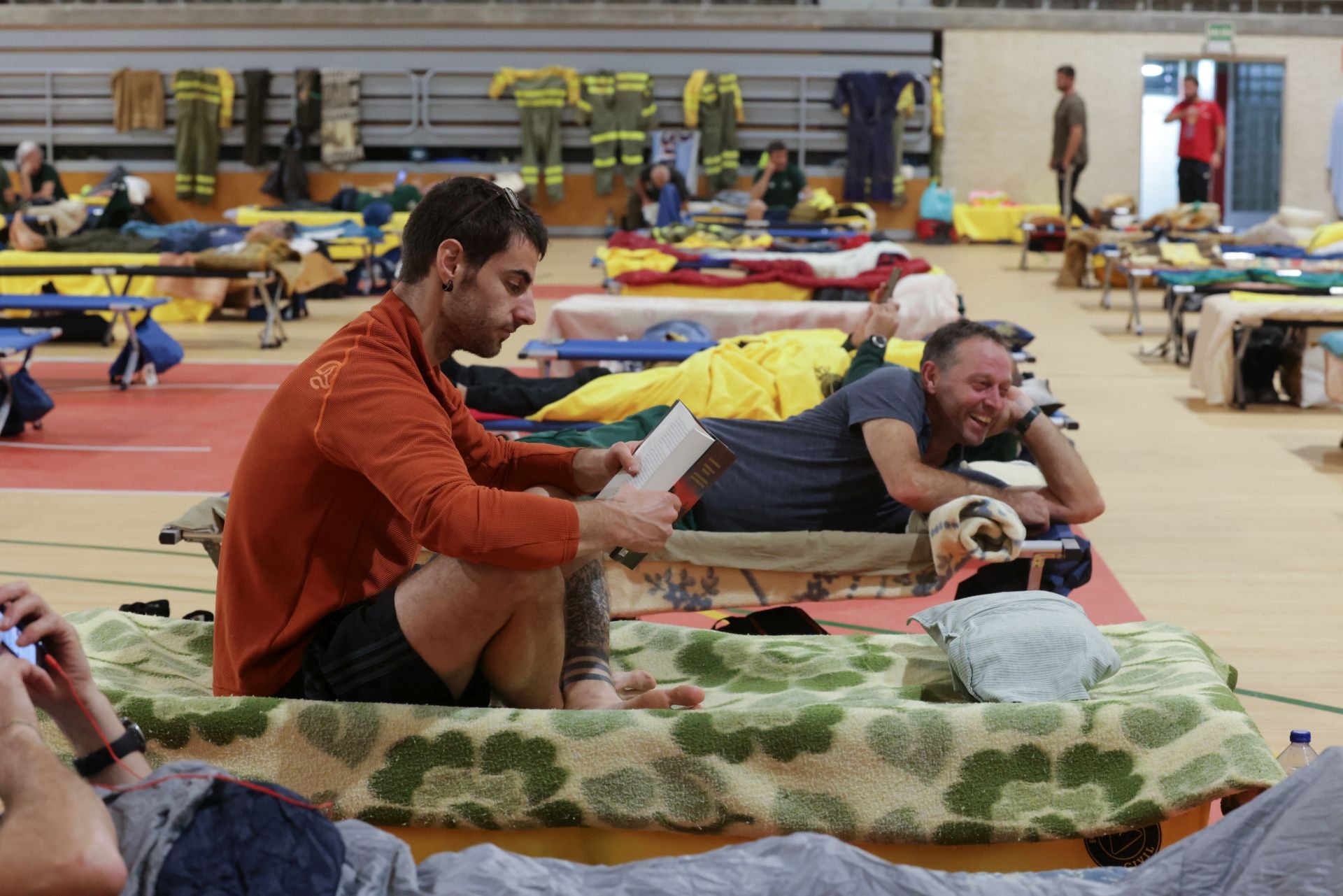 Uno de los efectivos lee un libro mientras otros charlan.