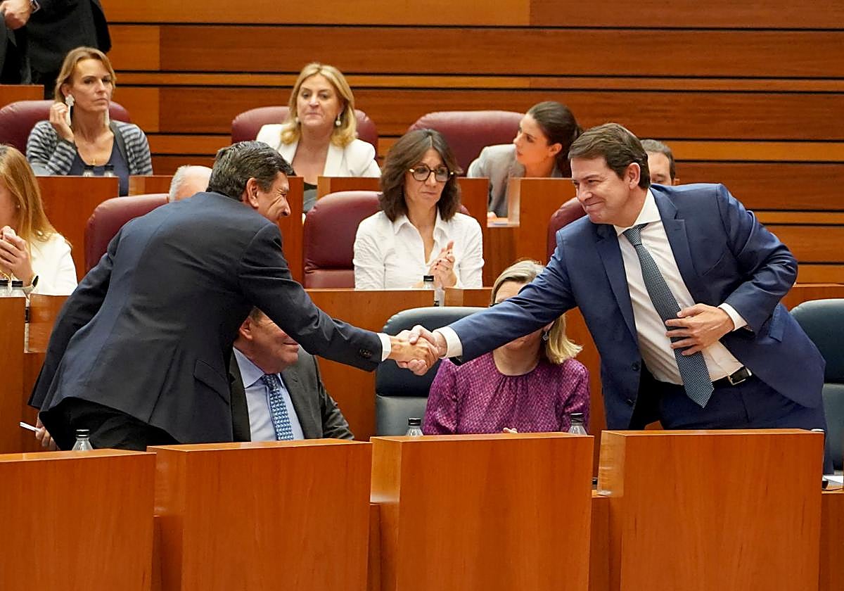 El presidente Fernández Mañueco felicita al consejero Fernández Carriedo tras la votación en la que se aprobó el techo de gasto para 2025