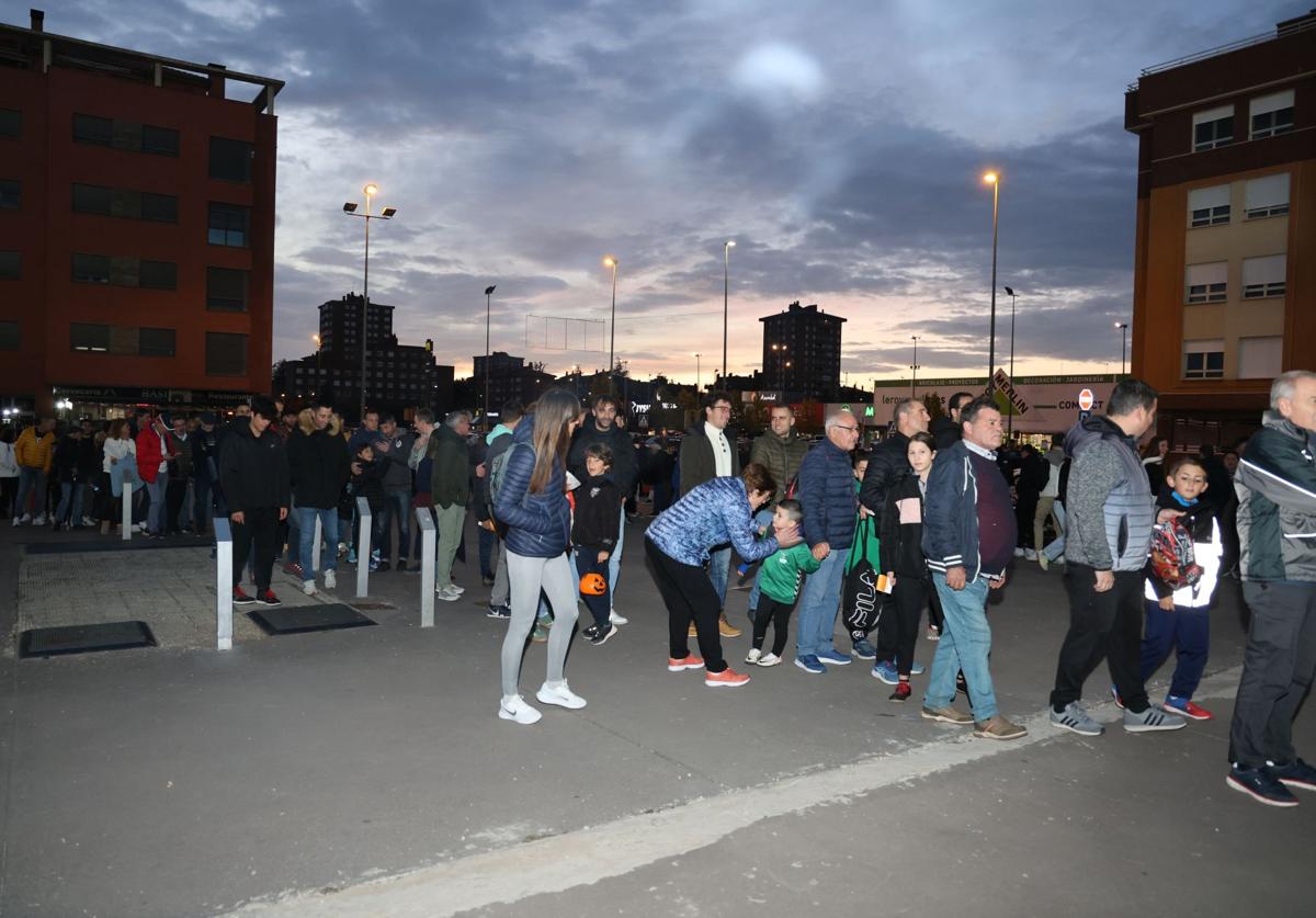 Decenas de aficionados guardan cola para acceder al encuentro.