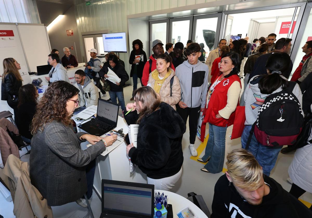 Jóvenes se interesan por las ofertas de empresas y entidades en Lecrác.