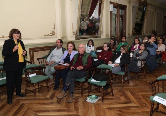 La directora general del Imserso, de pie, en la presentación en el Casino.