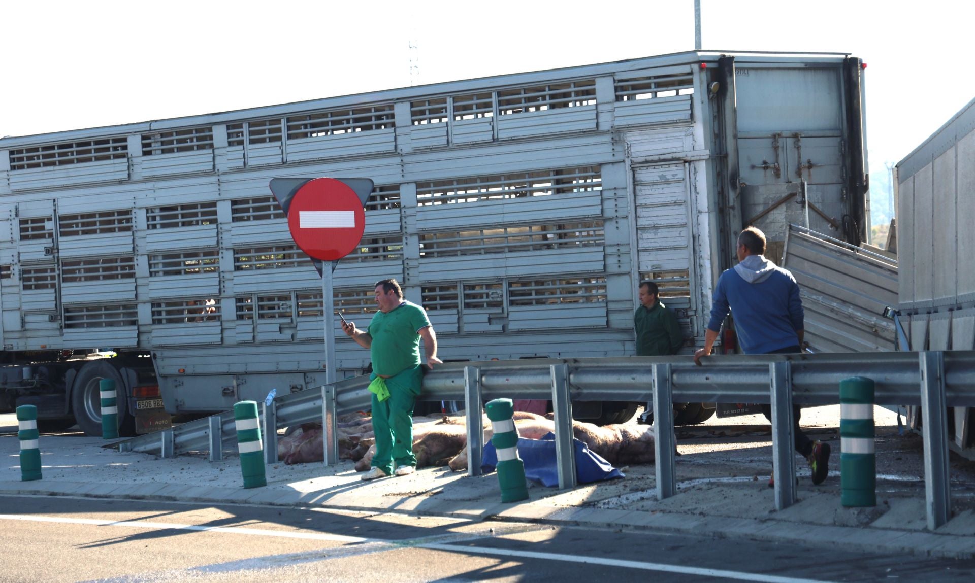 Retiran el camión volcado en La Cistérniga 18 horas después del siniestro