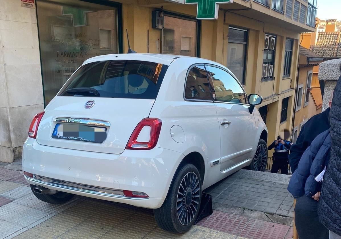 El vehículo atrapado en una bajada con escaleras de acceso a San Millán.