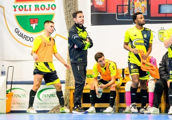 Eduardo González, capitán y técnico interino del Deporcyl, segundo por izquierda durante un partido.