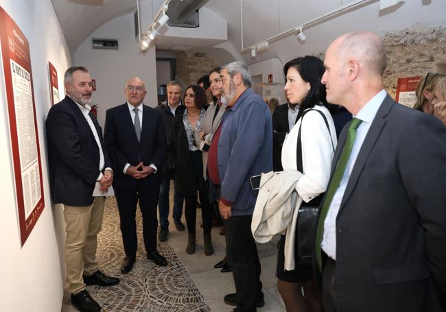 El director de El Norte, Ángel Ortiz, junto con el alcalde, Jesús Julio Carnero, y otros asistentes a la inauguración.