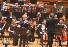 Hakan Hardenberger, rodeado por músicos de la OSCyL durante el concierto con Fabien Gabel al frente de la orquesta.