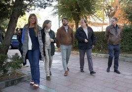 García-Gallardo, en el centro, este jueves durante una visita al barrio de Delicias.