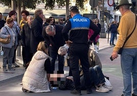 El herido tendido sobre el suelo de la Avenida Ordoño II, en León.