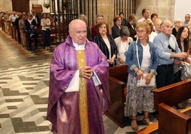 Ángel García Revilla, hasta este jueves deán de la Catedral, oficia una misa en la seo segoviana.
