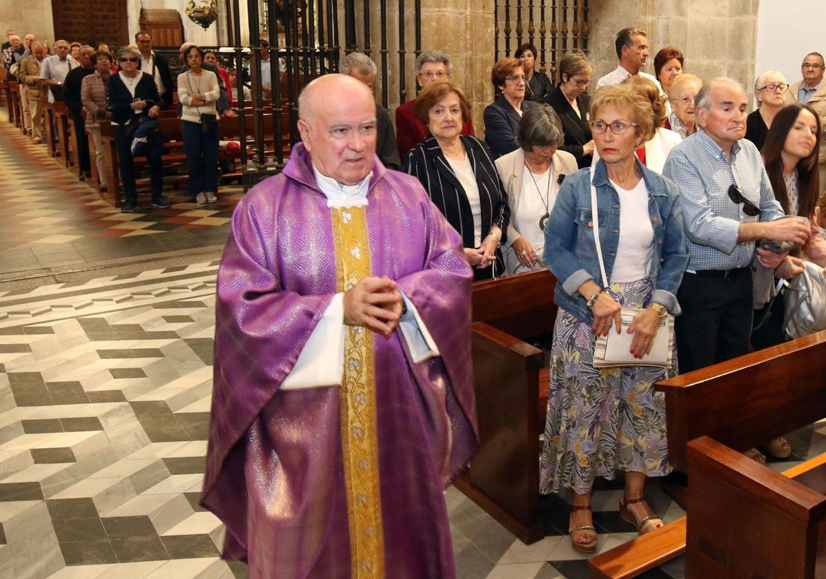 Ángel García Revilla, hasta este jueves deán de la Catedral, oficia una misa en la seo segoviana.