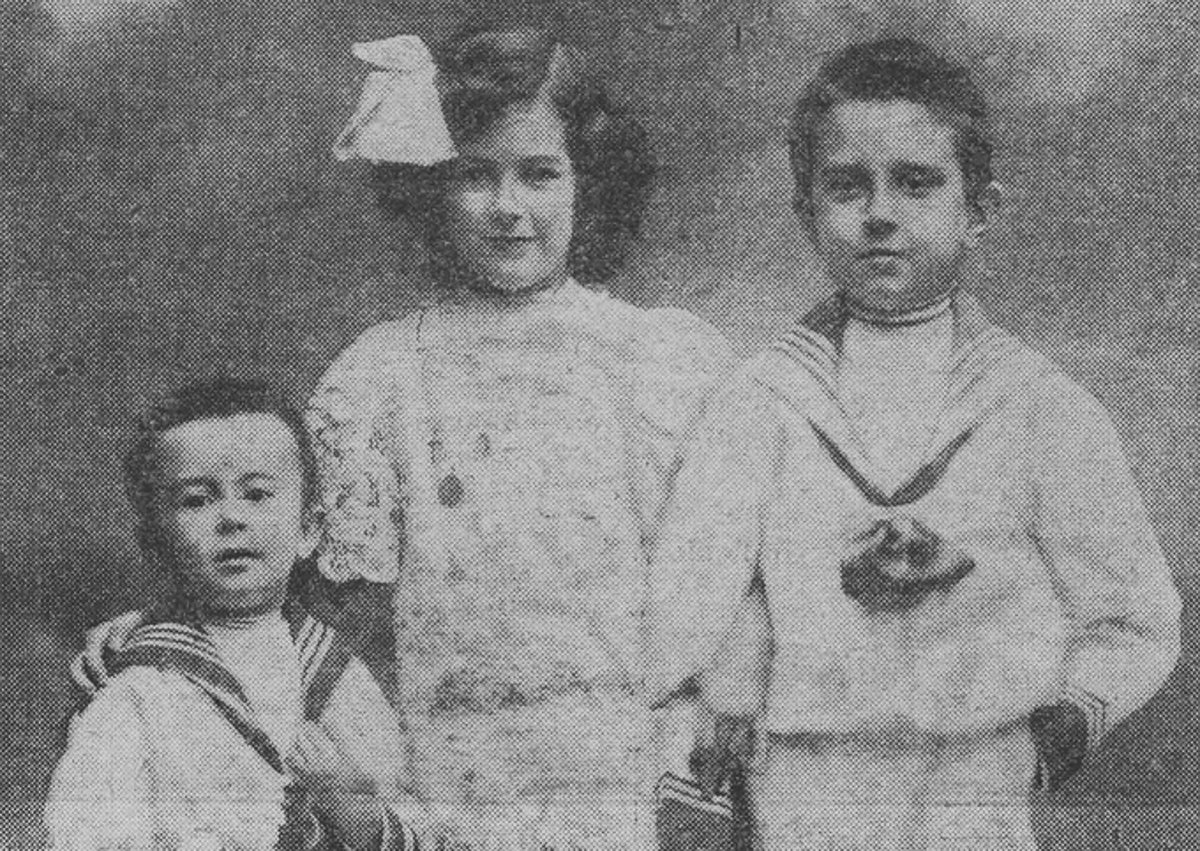 Imagen secundaria 1 - Arriba, el violinista en un programa del Teatro Calderón de 1926; abajo, de pequeño, a la derecha, junto a su hermana Heliodora, y su abuelo, el célebre prócer republicano José Muro.