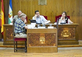 El alcalde Javier Figueredo (centro) junto a otros miembros de la corporación local durante el pleno.