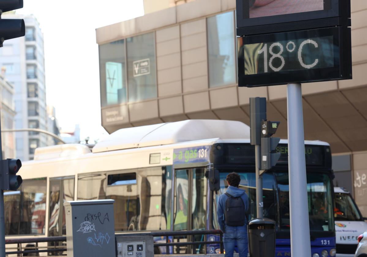 Termómetro de la plaza España de Valladolid marca 18 grados, este miércoles.