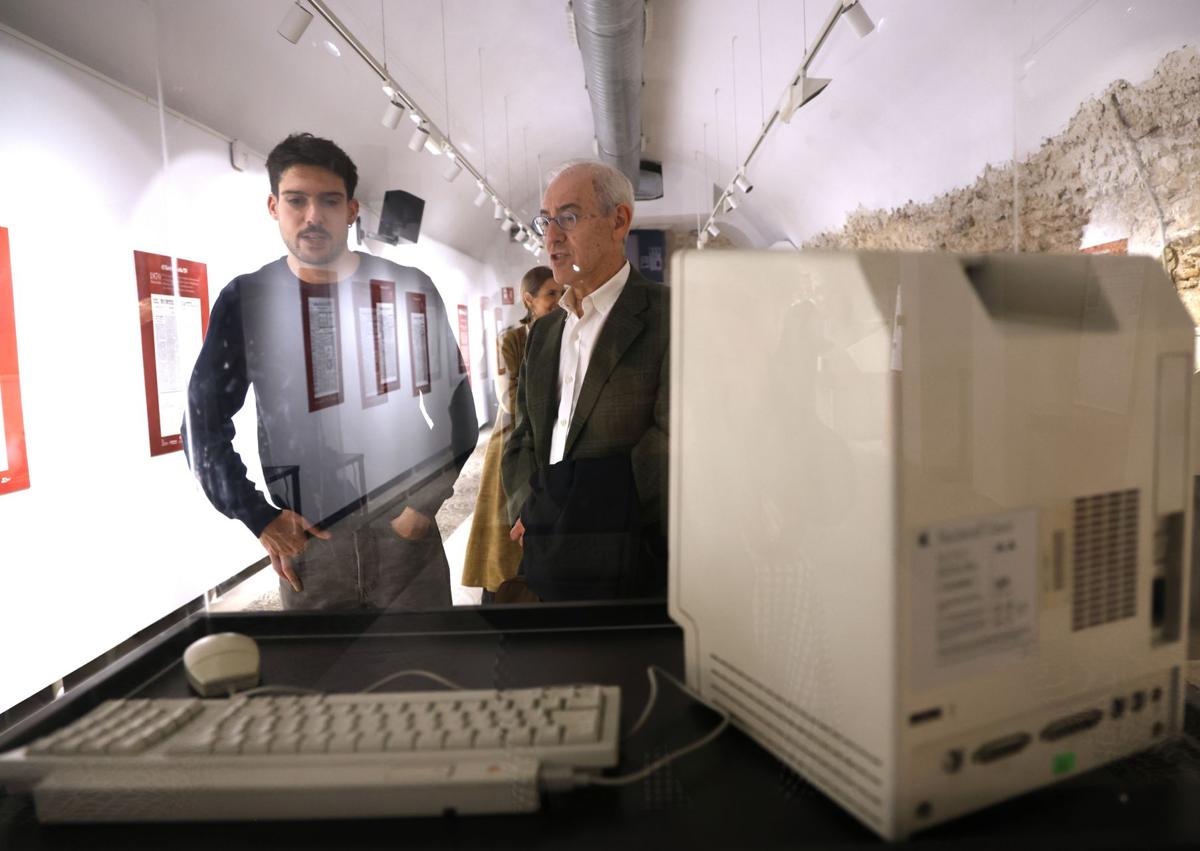 Imagen secundaria 1 - Asistentes visitan la exposición del 170 aniversario de El Norte de Castilla durante el día de su inauguración.