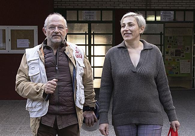 Rafael Ojosnegros, voluntaria de AMAP, y Oksana Homeniuk, beneficiaria del servicio.