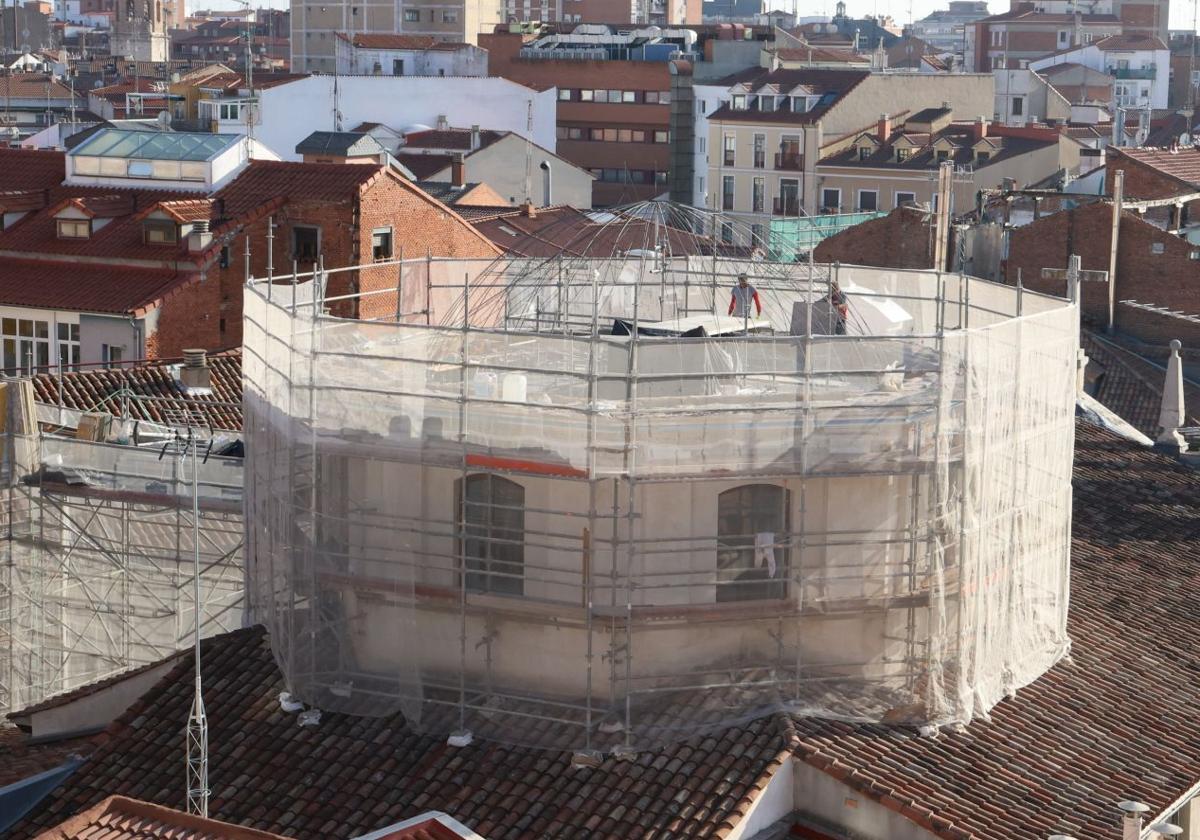 Estructura metálica abovedada que servirá de guía para los trabajos de reconstrucción de la cúpula.