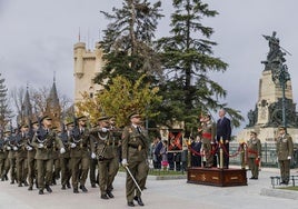 Un momento del desfile militar en la plaza de la Reina Victoria Eugenia.