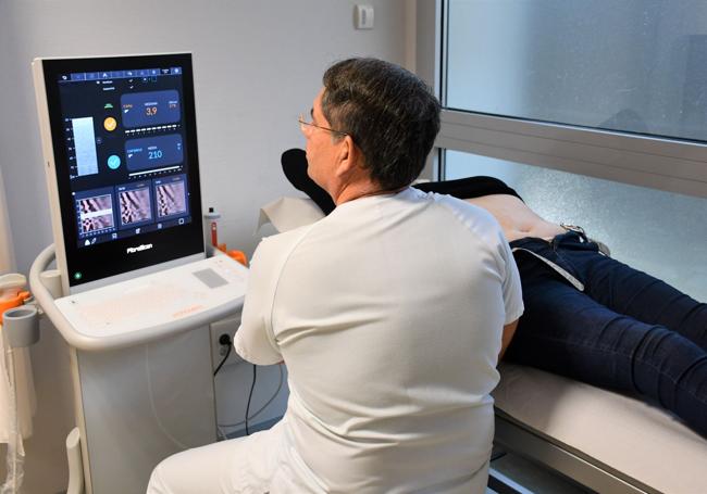 Un médico realiza una ecografía.