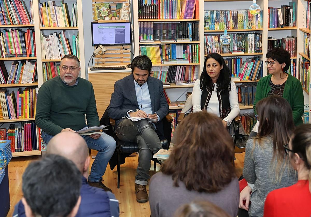 Presentación del ensayo en la Librería del Burgo, este viernes.