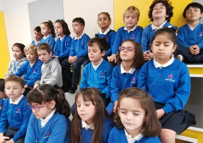 Un grupo de alumnos del colegio CCV Maristas guardando un minuto de silencio por las víctimas de la DANA