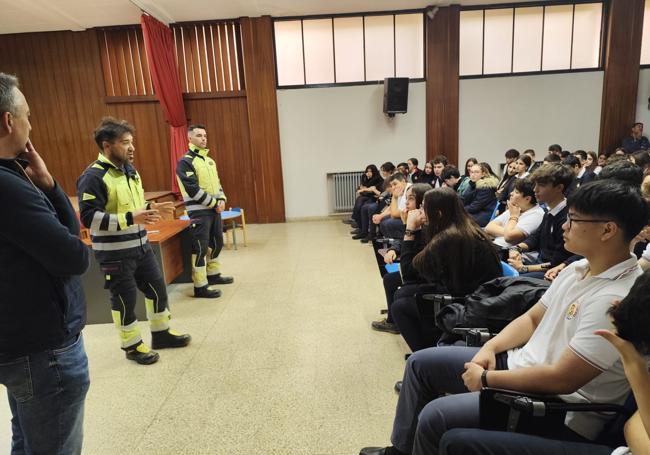 Los bomberos Jesús Ordax y Ángel González, recién llegados de la zona cero impartieron una charla a los alumnos de 3º y 4º de la ESO del colegio Huelgas Reales