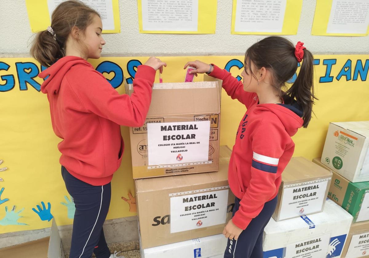 Dos alumnas del colegio Las Huelgas Reales depositan material escolar para Valencia