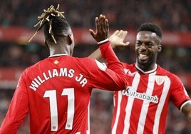 Nico e Iñaki Williams se abrazan tras marcar un gol.