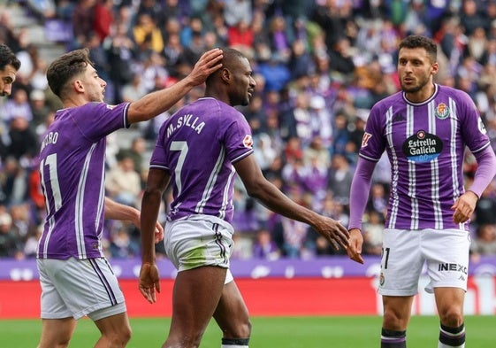 Raúl Moro felicita a Sylla en presencia de Amallah tras el gol de penalti que el senegalés marcó hace dos jornadas para el Real Valladolid frente al Villarreal