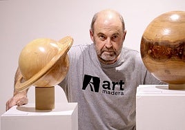 Francisco Treceño, junto a dos figuras de planetas en la exposición de la sala del Centro Regional de Artesanía de Castilla y Léon, que se puede visitar hasta el 5 de diciembre.