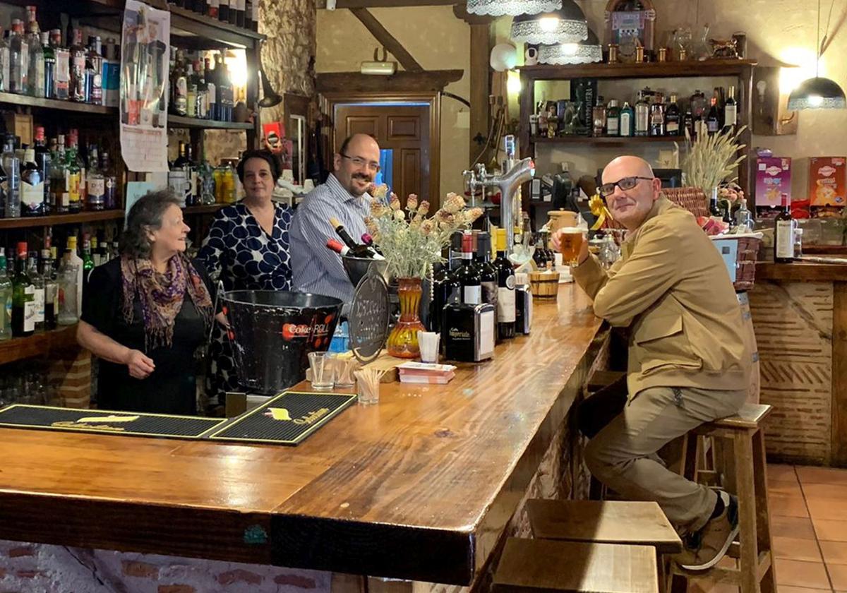 El hostelero Mariano Castro, al frente de la barra junto a su madre y su hermana.