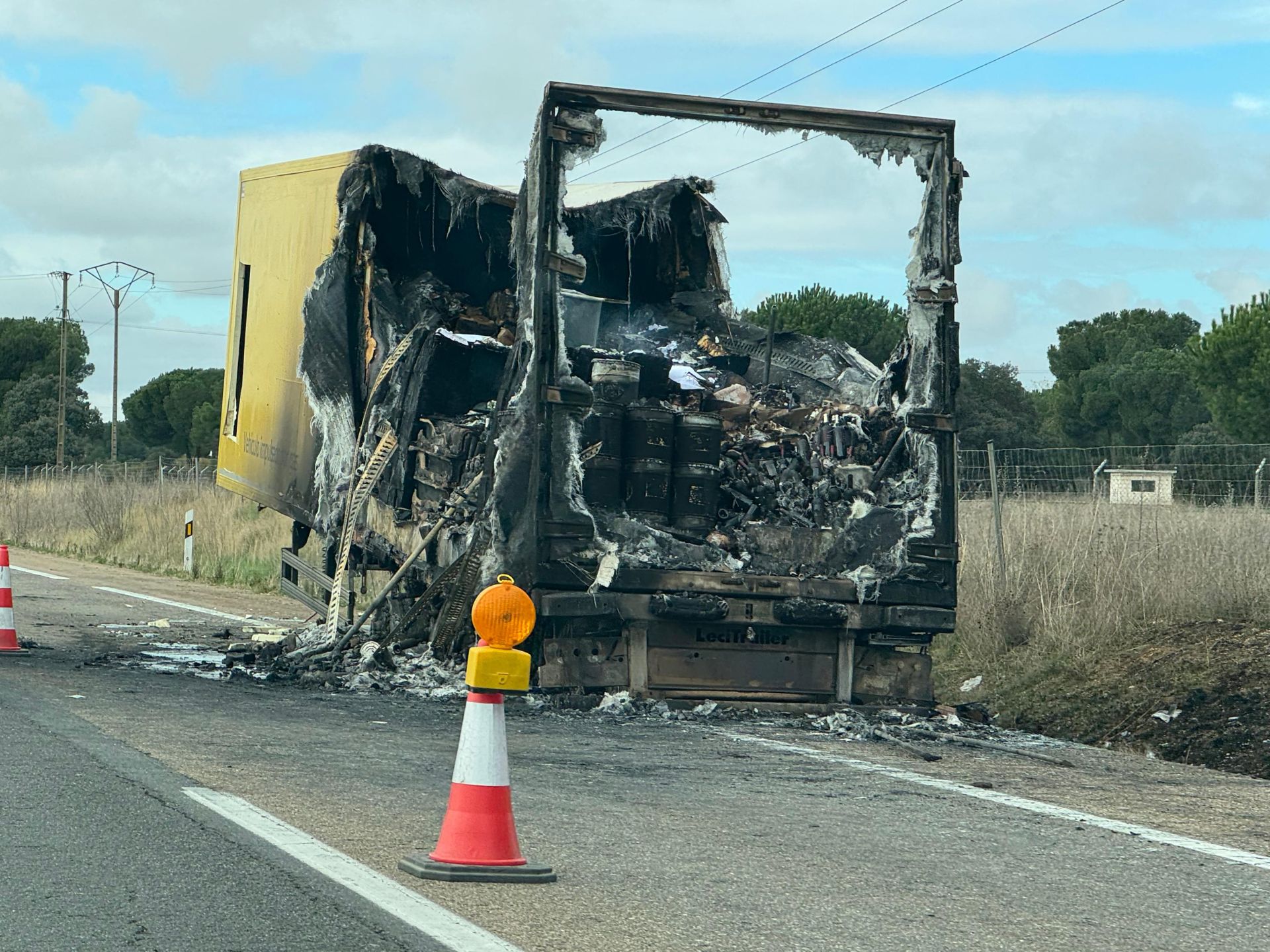 Estado en el que quedó el camión, en la A-62, tras el incendio.