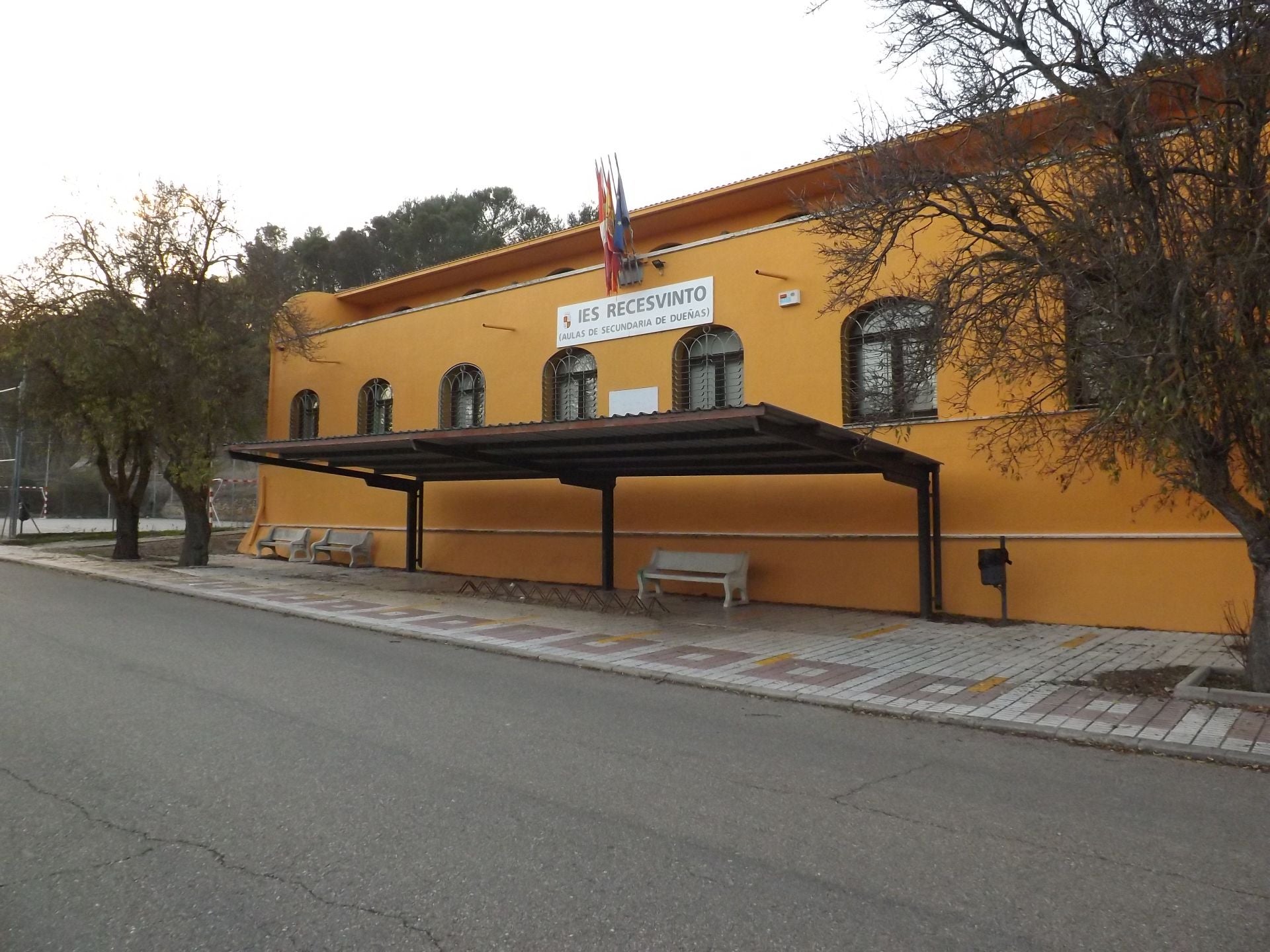 Actual instituto a la salida de Dueñas.